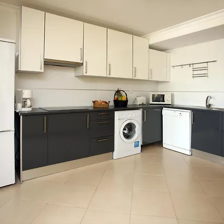 By Atlantic Places וילה *